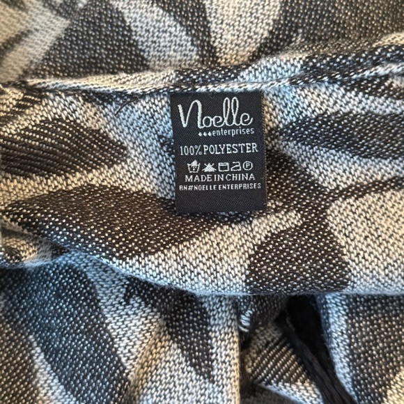 Noelle Shawl Wrap Poncho Black Gray Leaf Design Fringe Hem One Size Fits Most - Picture 3 of 6